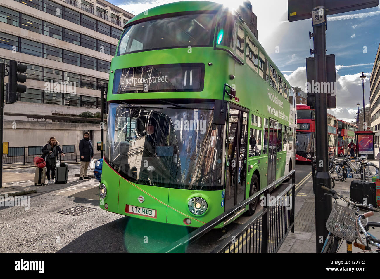 Eine Nummer 11 London Bus in Victoria , in einer grünen Werbeverpackung Werbung Uber Eats, London, Großbritannien Stockfoto
