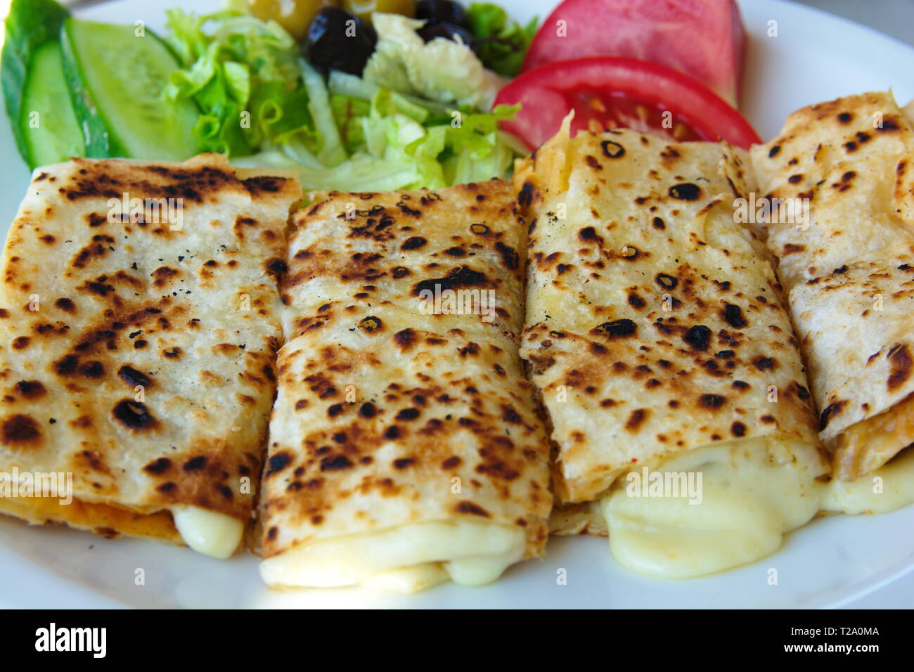'Gözleme' ist eine traditionelle türkische Snacks und Frühstück Mahlzeit. Stockfoto