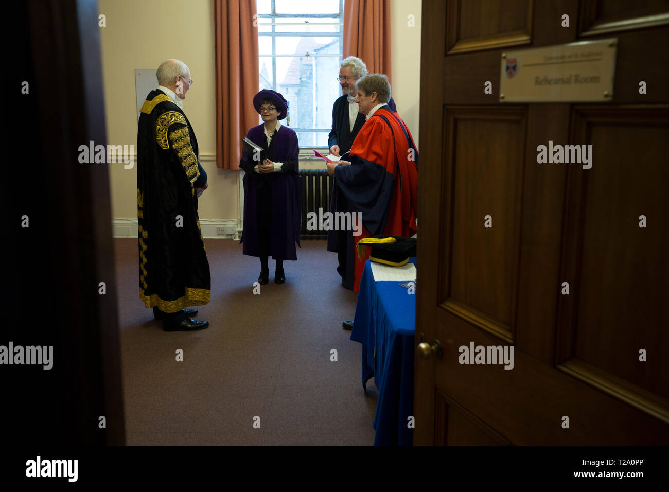 Professor Sally Capstone, Principal und Sir Menzies Campbell, Bundeskanzler in der robing Room an die jüngeren Hall an der Universität von St. Andrews, am Tag der Promotion, 30. November 2016. Stockfoto