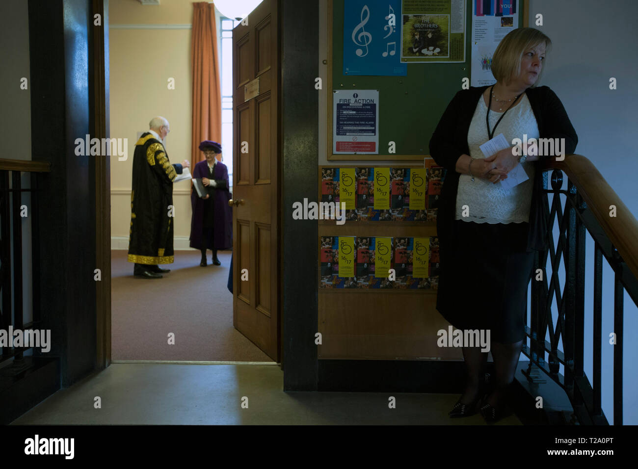 Professor Sally Capstone, Principal und Sir Menzies Campbell, Bundeskanzler in der robing Room an die jüngeren Hall an der Universität von St. Andrews, am Tag der Promotion, 30. November 2016. Stockfoto