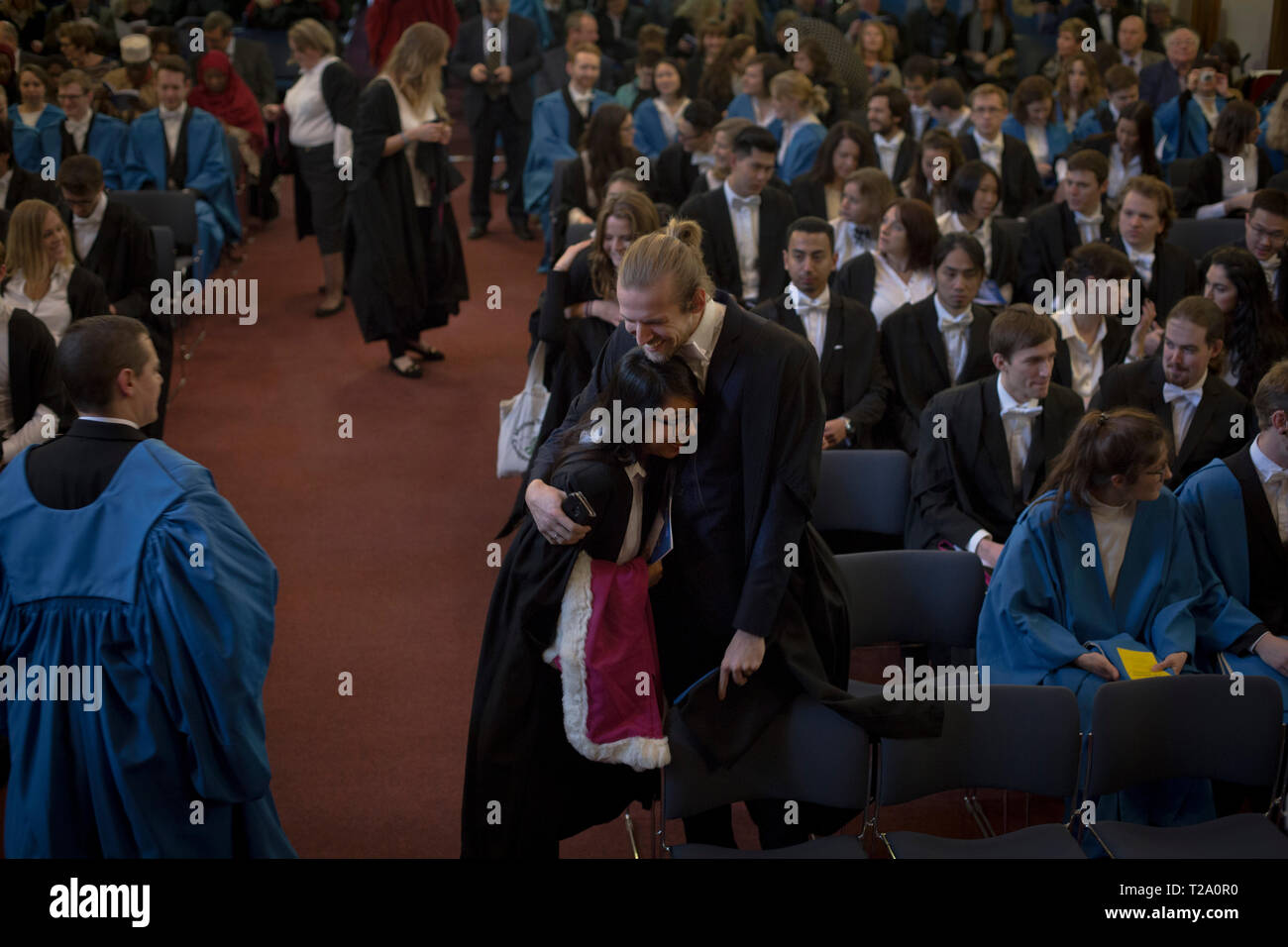 Die Schüler warten auf den Beginn der Zeremonie an der Jüngeren Hall an der Universität von St. Andrews, am Tag der Promotion, 30. November 2016. Stockfoto