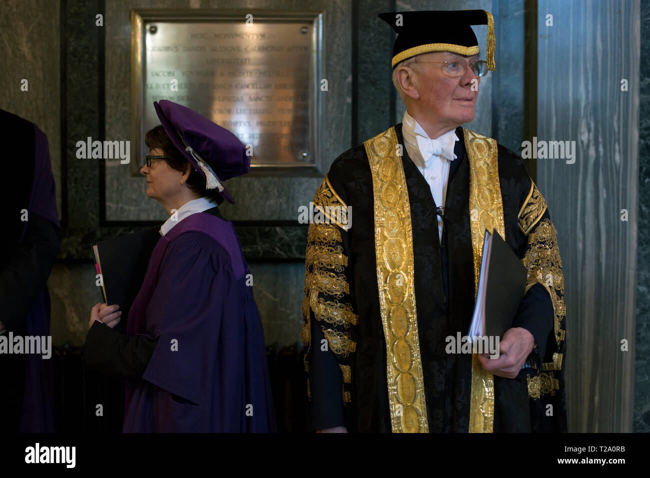 Professor Sally Capstone, Principal und Sir Menzies Campbell, Bundeskanzler, warten auf den Beginn der Zeremonie an der Jüngeren Hall an der Universität von St. Andrews, am Tag der Promotion, 30. November 2016. Stockfoto