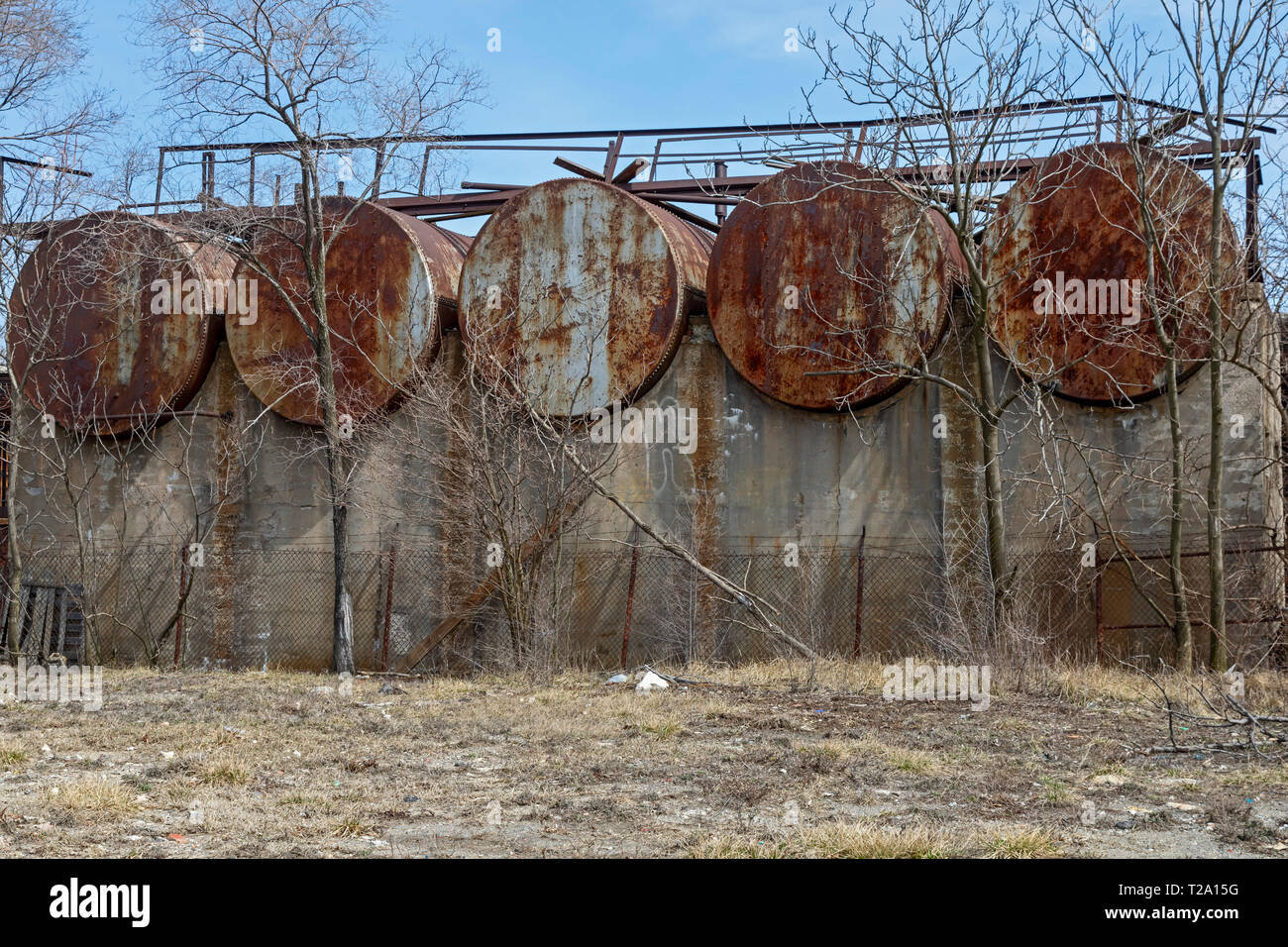Detroit, Michigan - Abgebrochene chemische Lagertanks in einem Industriegebiet von Detroit. Stockfoto
