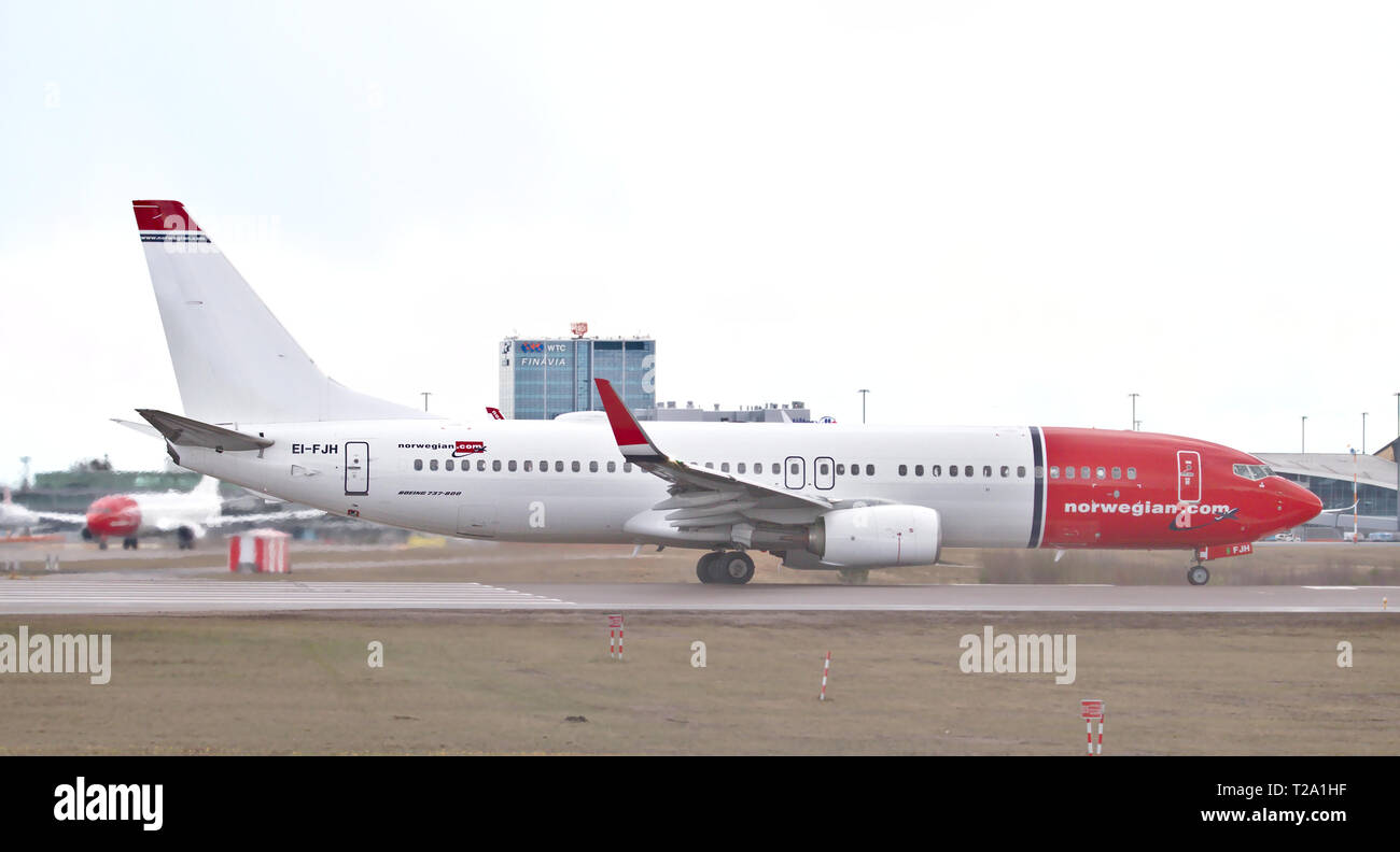 Norwegian Air Boeing 737-800 warten auf Abflug im Flughafen Helsinki-Vantaa. 26.04.2018 Vantaa, Finnland Stockfoto