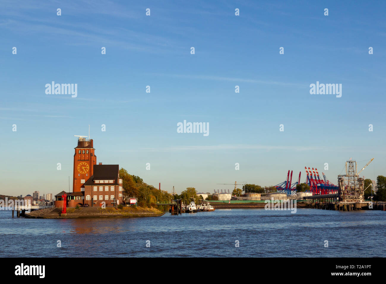 Pilot House Seemannshoeft, die Station der Hafen Piloten an der Hafeneinfahrt auf der Elbe in Hamburg, Deutschland. Stockfoto