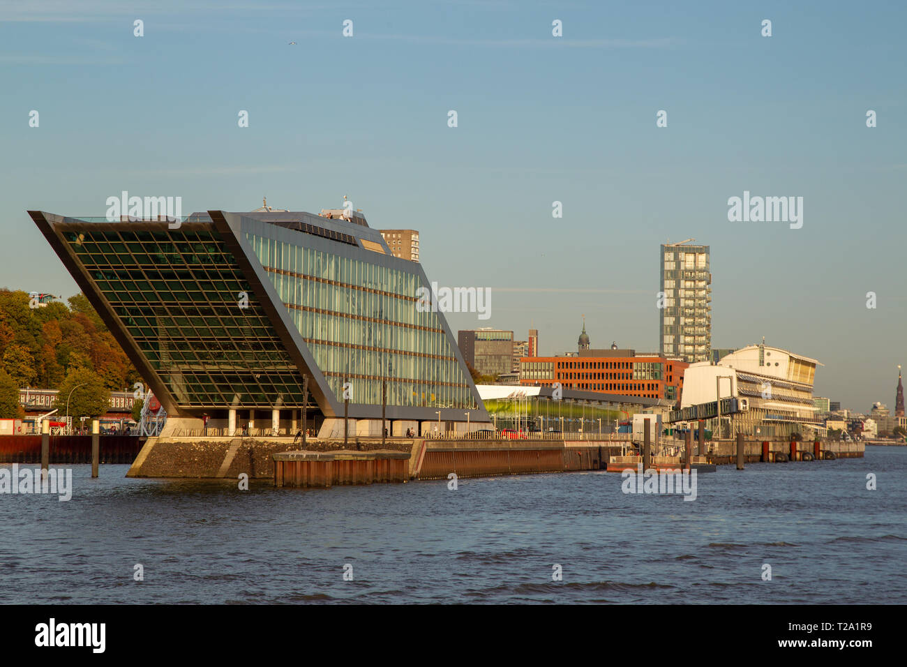 Die Dockland, ein modernes Bürogebäude am Ufer der Elbe im Hafen von Hamburg, Deutschland. Stockfoto
