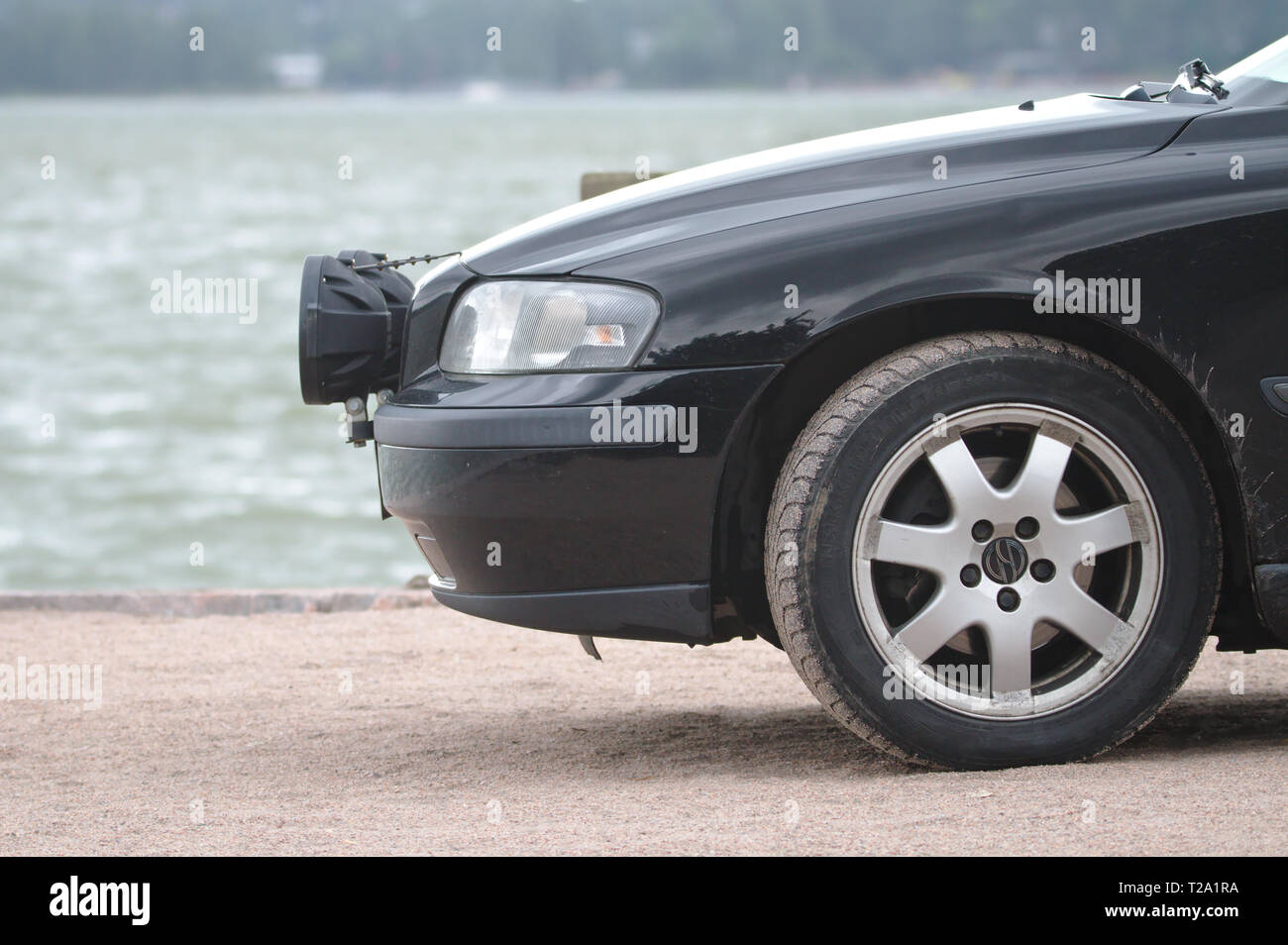 Nase von einem schwarzen Auto am See mit Leichtmetallrädern und einige zusätzliche Beleuchtung. Stockfoto