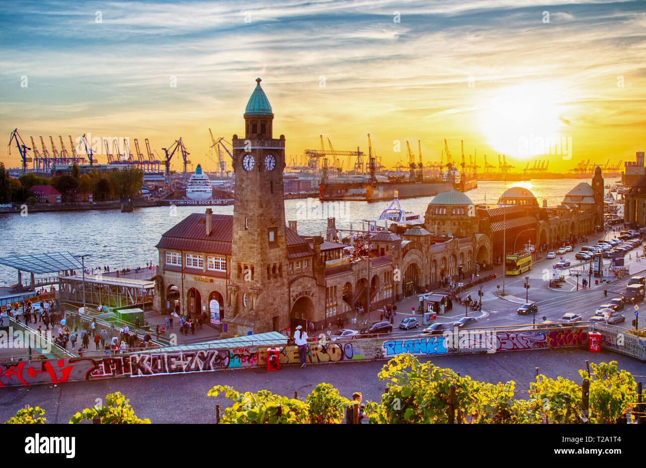 Sonnenuntergang über die St. Pauli Landungsbrücken oder Landungsbrücken im Hafen von Hamburg, Deutschland. Stockfoto