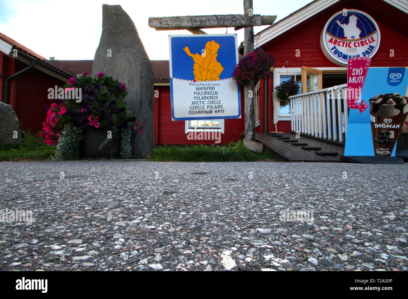 Abgenutzte Grenze Polarkreis Und Die Zeichen Des Polarkreises In Sieben Verschiedenen Sprachen Vor Lokalen Shop Namens Tuomaan Tupa 19 08 2 Stockfotografie Alamy