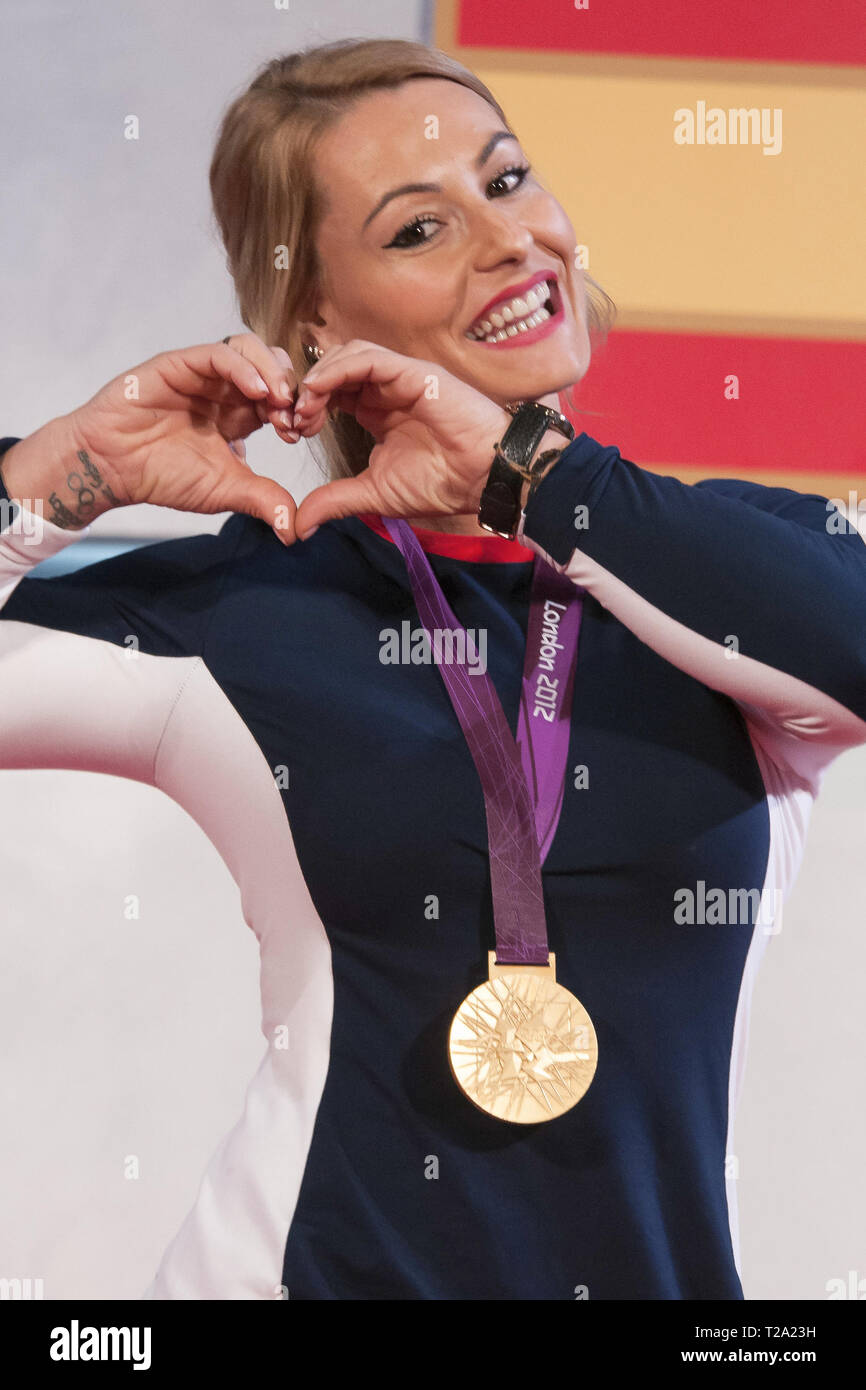 Spanisch Gewichtheber Lydia Valentin Wirft Mit Ihrem Londoner Olympischen Spiele 2012 Goldmedaille Wahrend Einer Zeremonie Im
