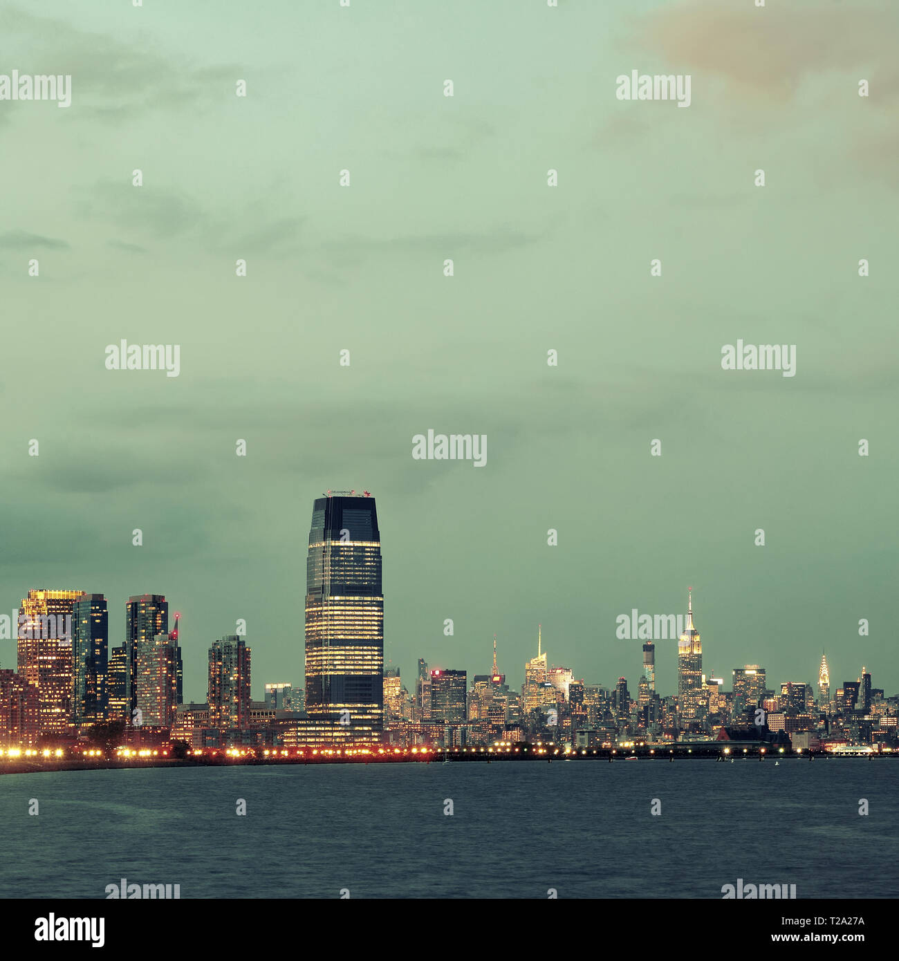 New York City Skyline Innenstadt Panorama in der Abenddämmerung Stockfoto