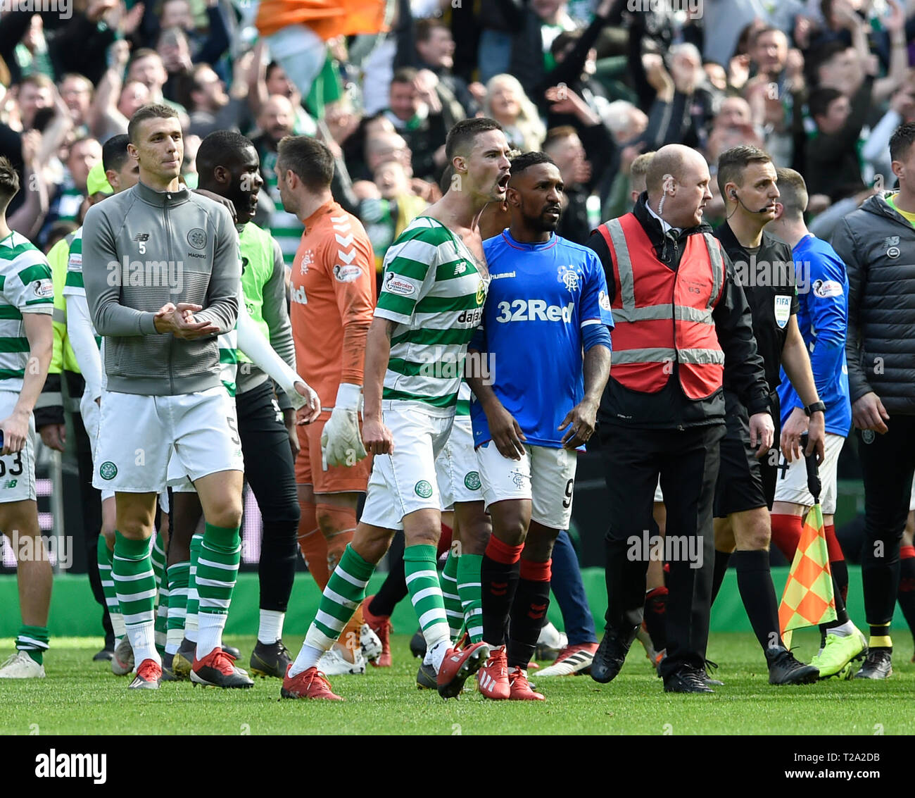 Celtic Mikael lustig mit seinem Trikot zerrissen remonstriert mit den Rangers Jermain Defoe während des Ladbrokes Scottish Premiership Spiels im Celtic Park, Glasgow. Stockfoto