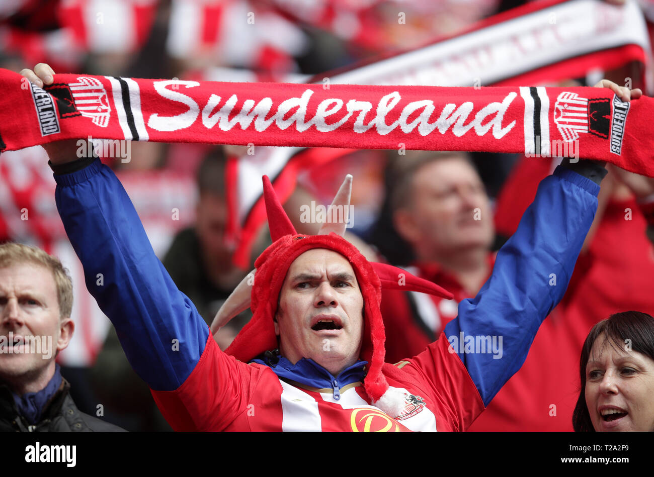 Ein Sunderland Fan auf der Tribüne Wellen ein Schal während der Checkatrade Trophy Finale im Wembley Stadion, London. Stockfoto