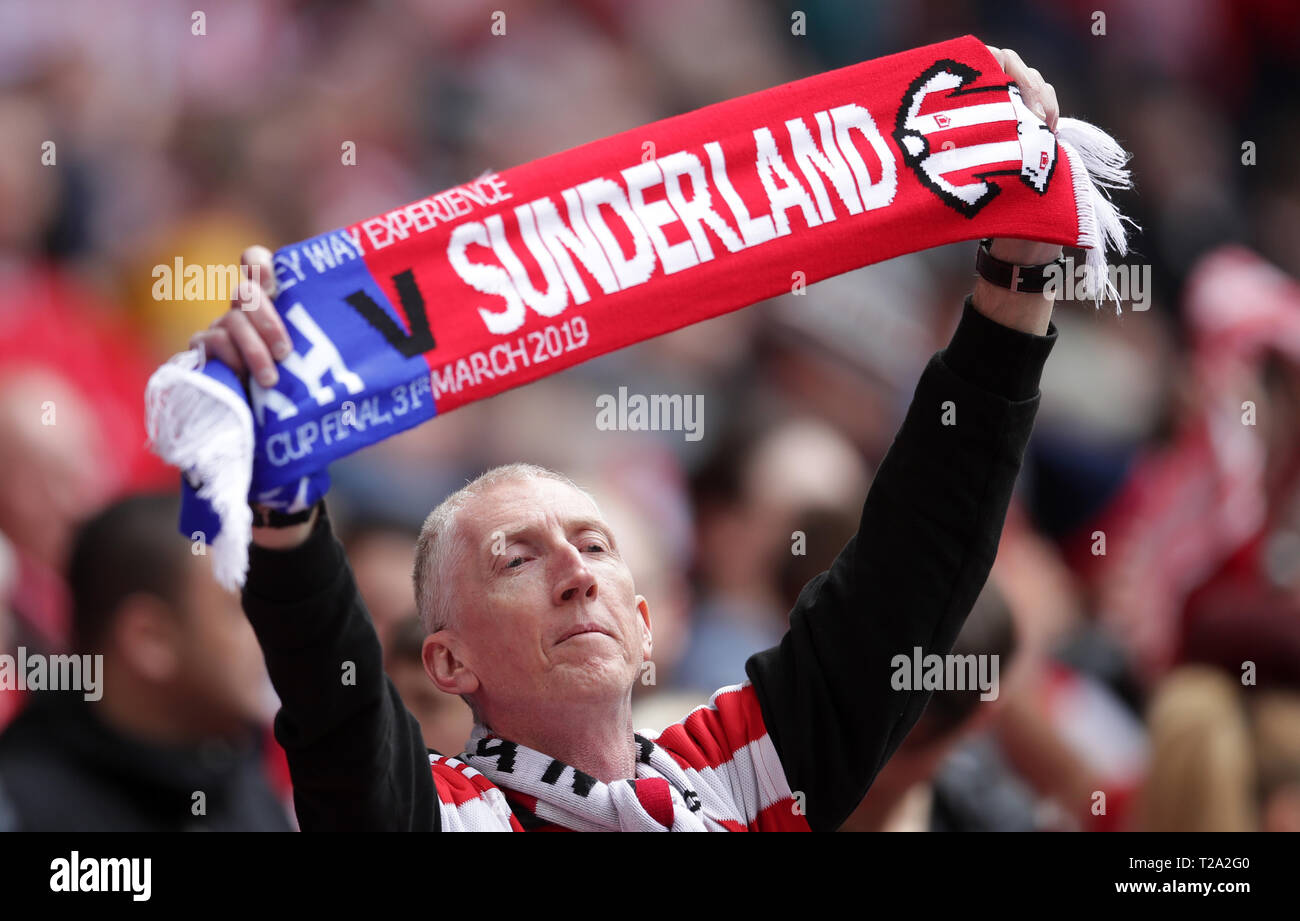 Ein Sunderland Fan auf der Tribüne Wellen ein Schal während der Checkatrade Trophy Finale im Wembley Stadion, London. Stockfoto