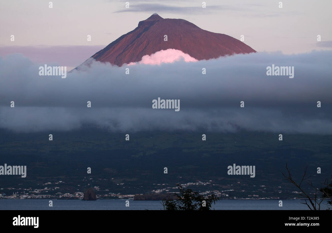 Gipfel des Vulkans Mount Pico über den Wolken am Abend, Insel Pico - Azoren Stockfoto