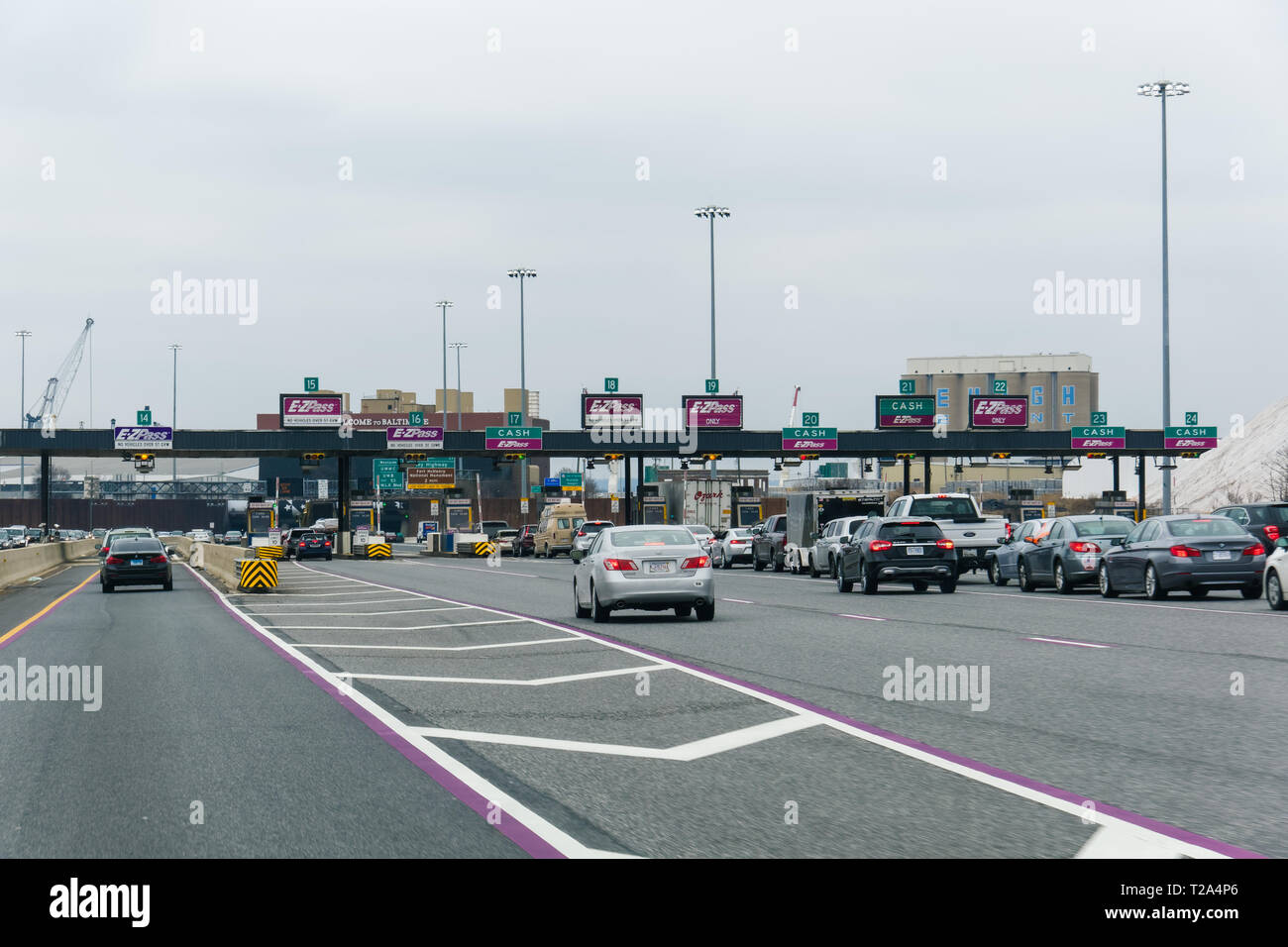 Baltimore, MD - 9. März 2019: In südlicher Richtung auf der Route 95, die Mautstelle Station kurz vor dem Tunnel akzeptiert E-ZPass. Stockfoto