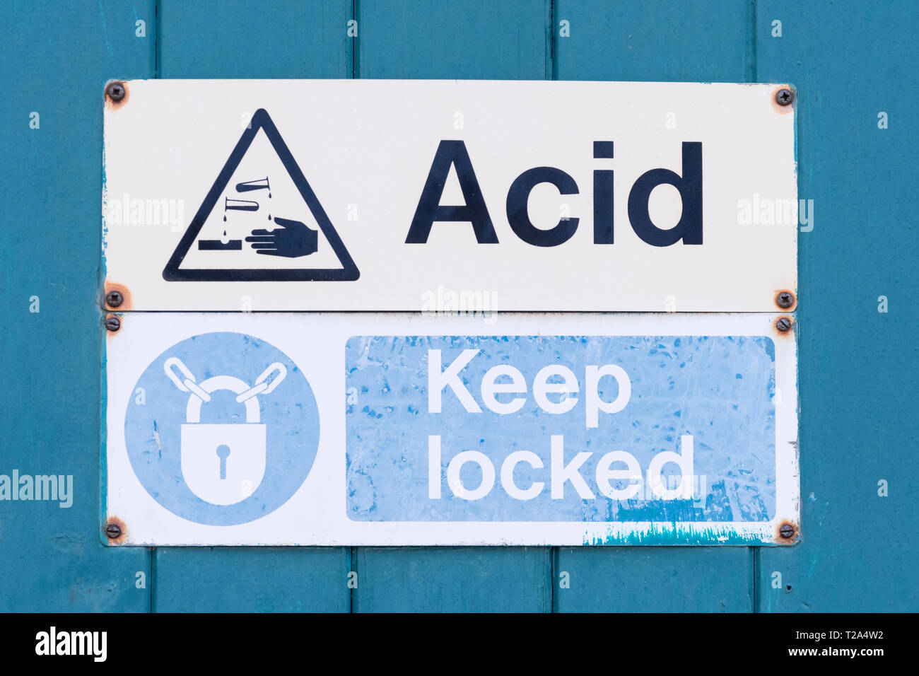 Gefährliche Chemikalien/chemische Gefahr Warnzeichen. Verätzungen Konzept, Metapher Verätzungen, Fabrik Warnzeichen, die Gesundheit und die Sicherheit am Arbeitsplatz. Stockfoto