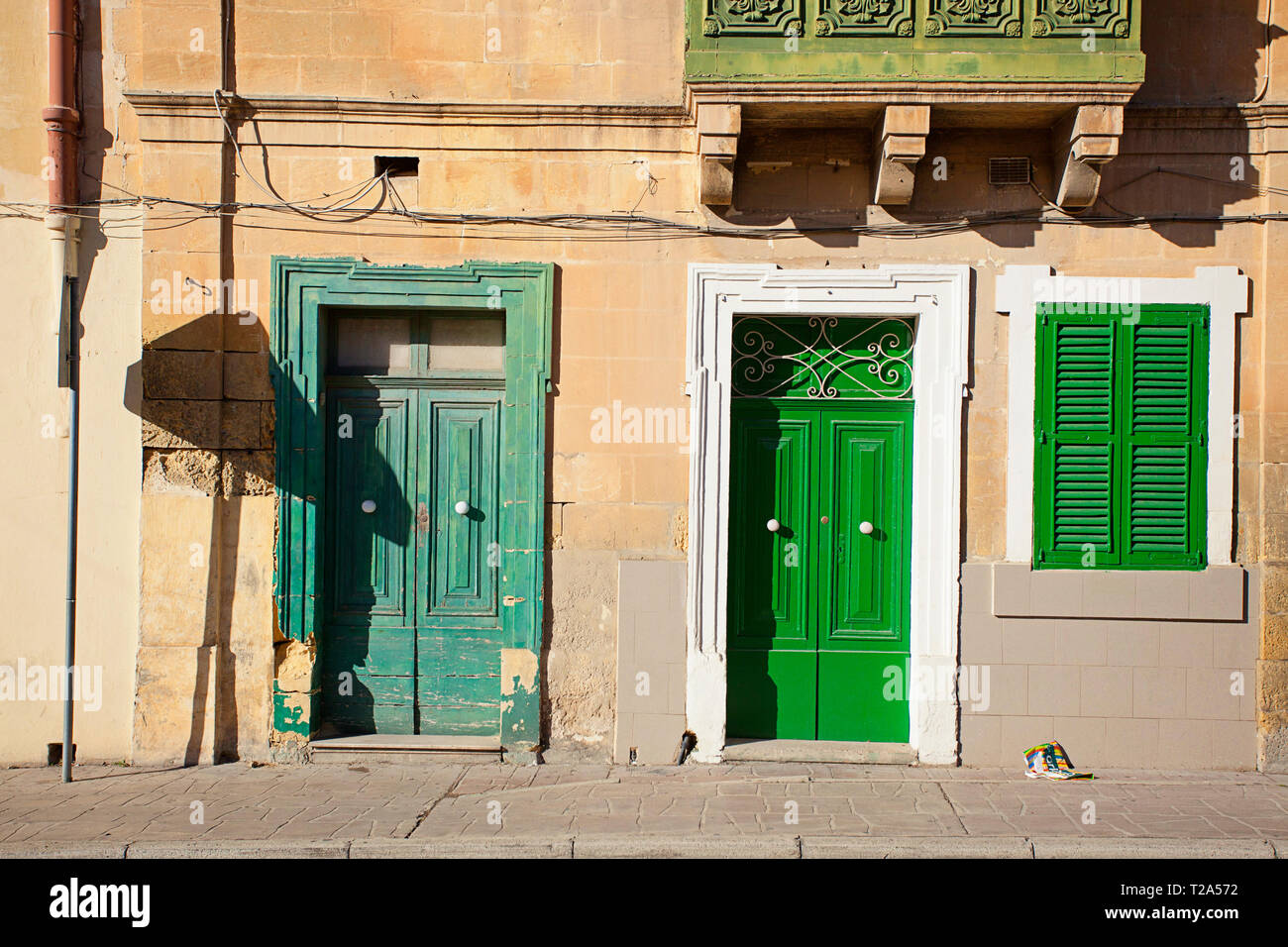 Grüne Türen und ein grünes Fenster Stockfoto