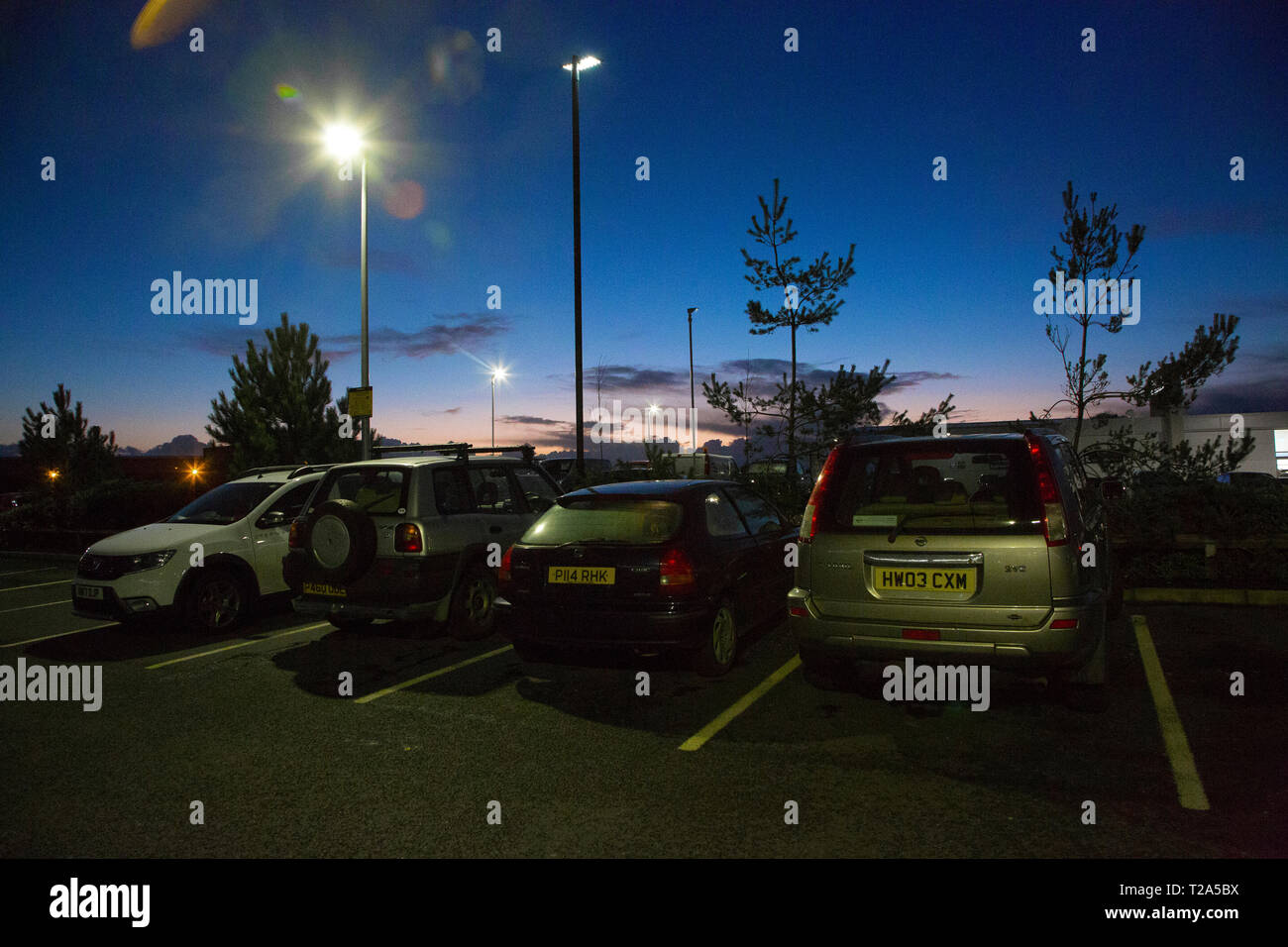 Aldi, Auto, Park, at, Dämmerung, Sonnenuntergang, Autos, Fahrzeuge, Einsame, Straße, Beleuchtung, Cowes, Isle of Wight, England, Vereinigtes Königreich, Stockfoto