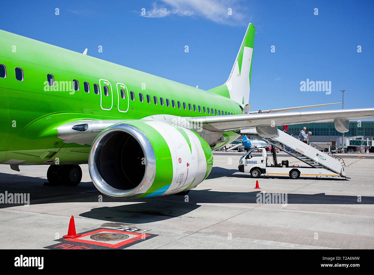 Kulula Flugzeug auf der Rollbahn, Cape Town International Stockfoto