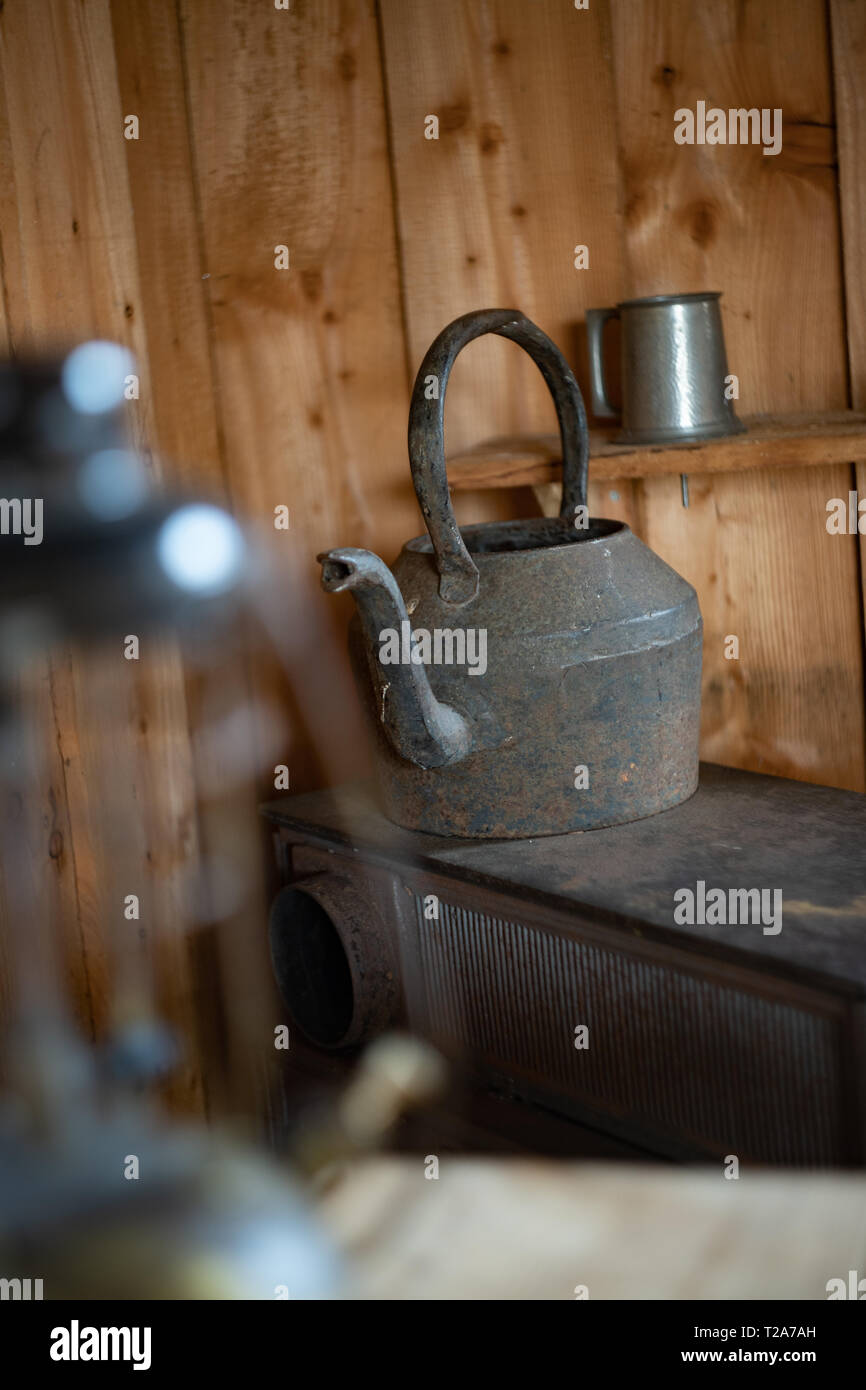 Wasserkocher auf dem Herd in der Hütte ein Trapper/Kabine Stockfoto