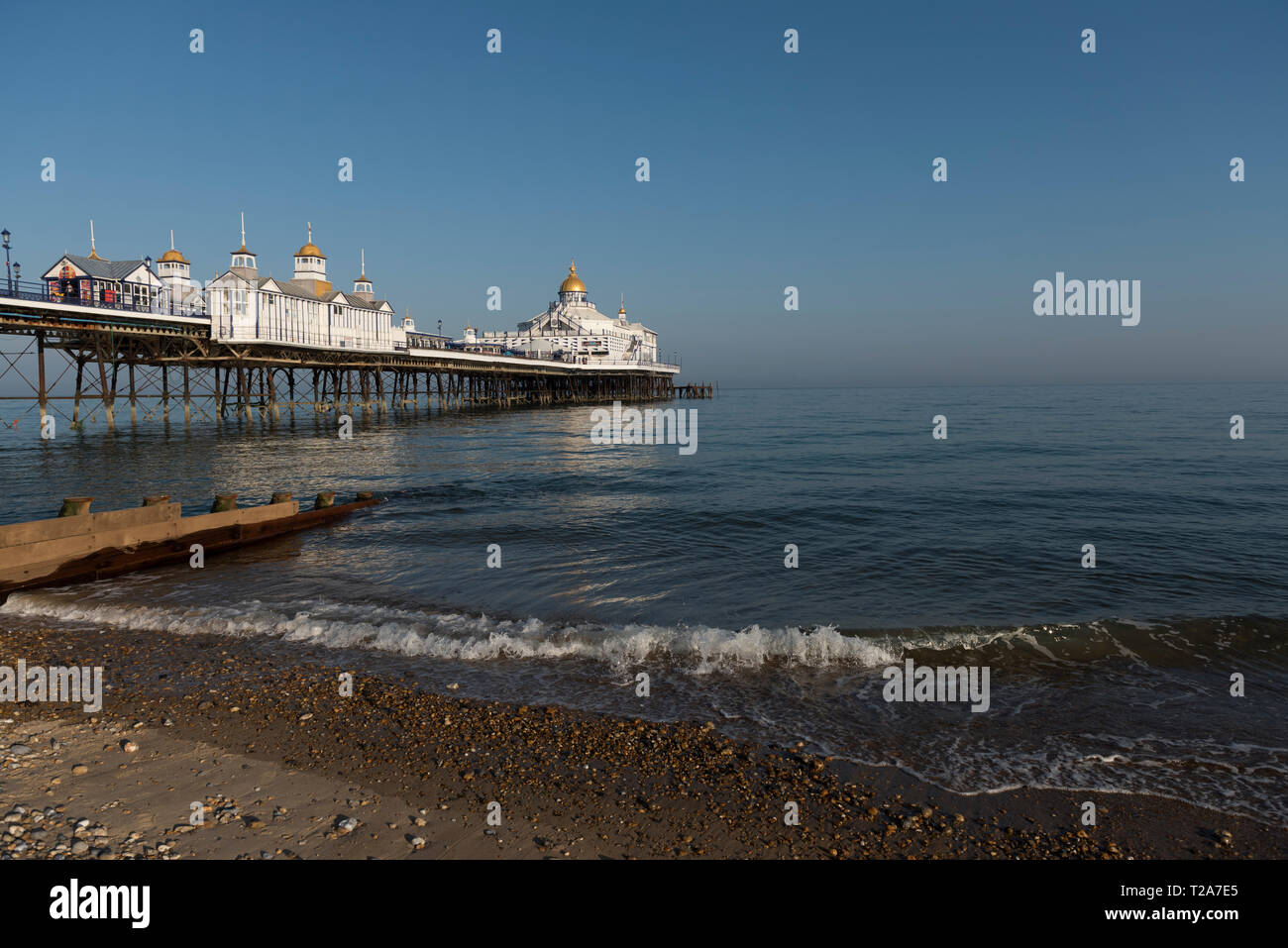Eastbourne Pier an der südlichen Küste von East Sussex an einem sonnigen Tag in England, Großbritannien. Stockfoto
