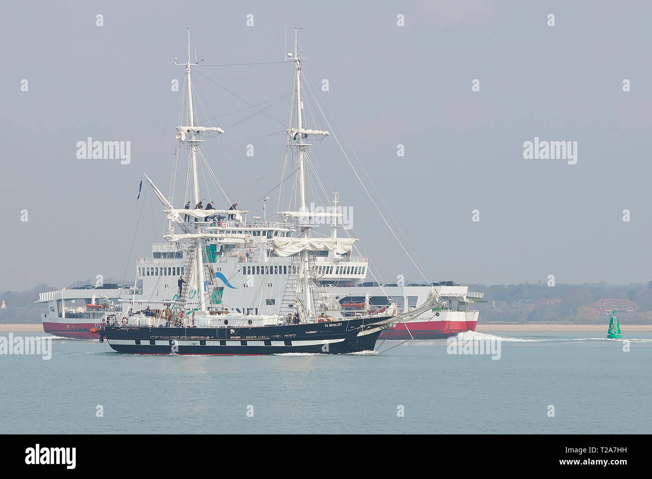 Die Ausbildung Schiff (Tall Ship), TS-ROYALISTISCHEN, Abfahrt im Hafen von Southampton, leitet einen eingehenden Isle of Wight Fähre. 28. März 2019. Stockfoto