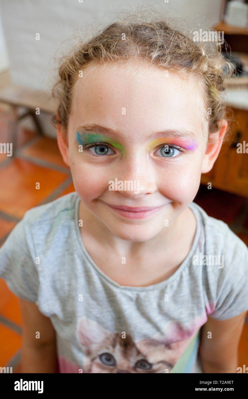 8 Jahre altes Mädchen mit Augen-Make-up Stockfoto