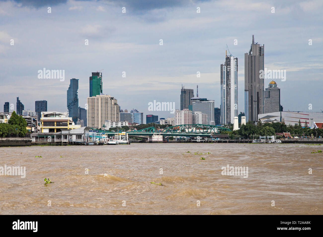 Moderne Wolkenkratzer aus dem Fluss Chao Phraya, Bangkok, Thailand gesehen. Stockfoto