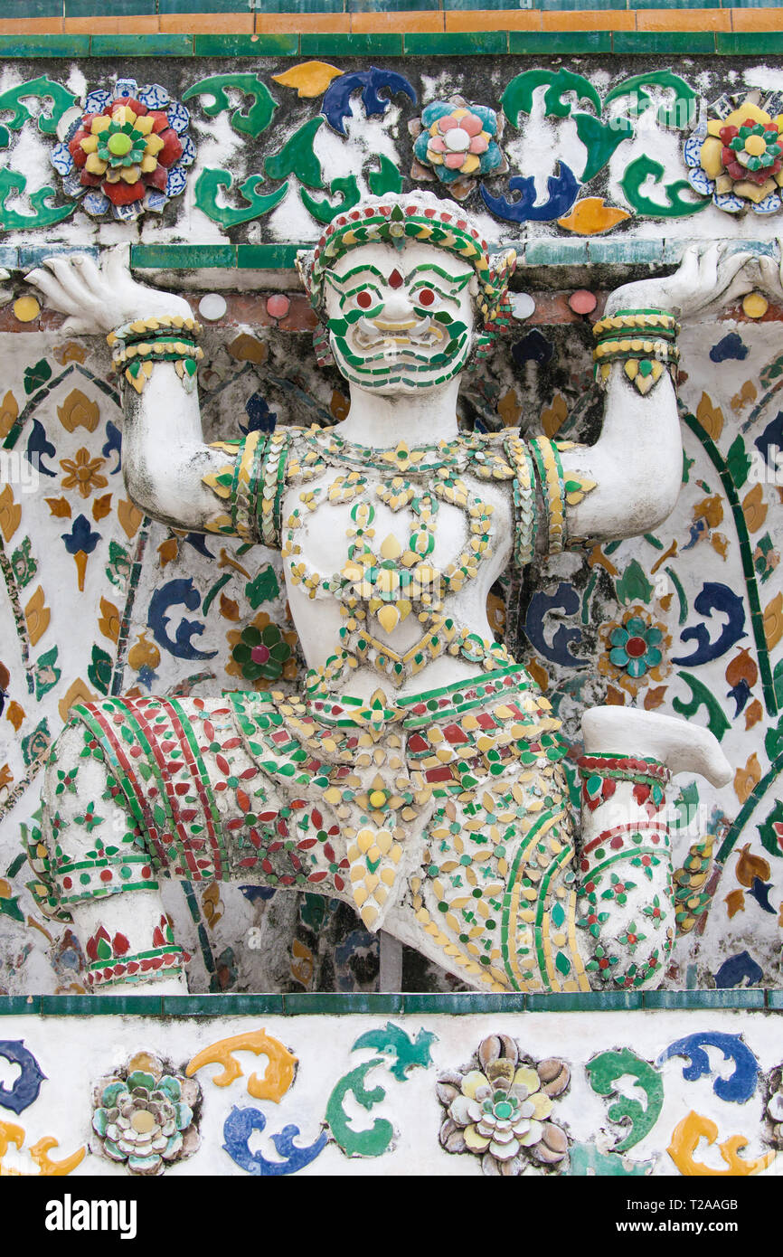 Statue von einem Dämon, der eine Prang am Wat Arun, Bangkok, Thailand. Stockfoto