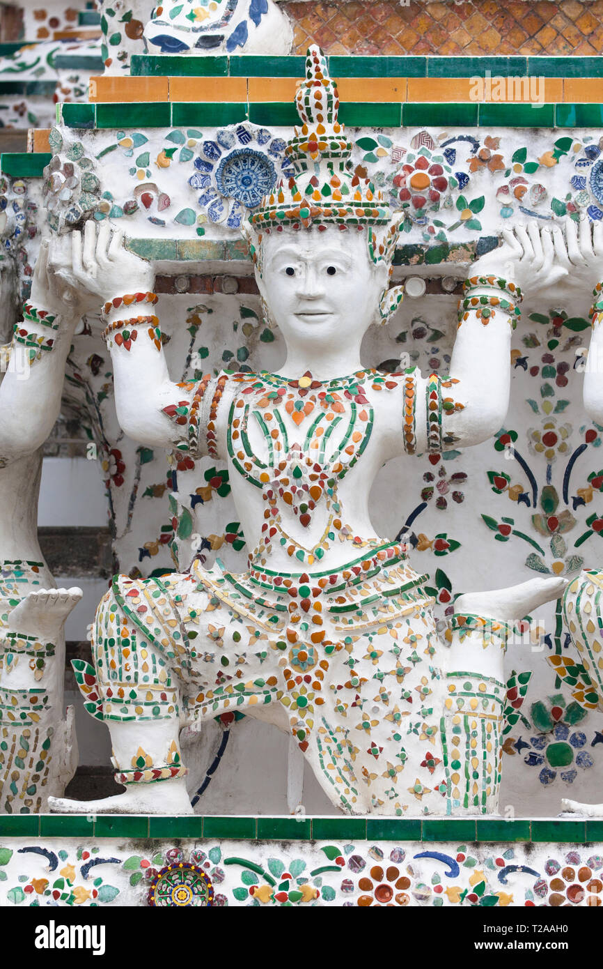 Caryatid unterstützt eine Prang am Wat Arun, Bangkok, Thailand. Stockfoto