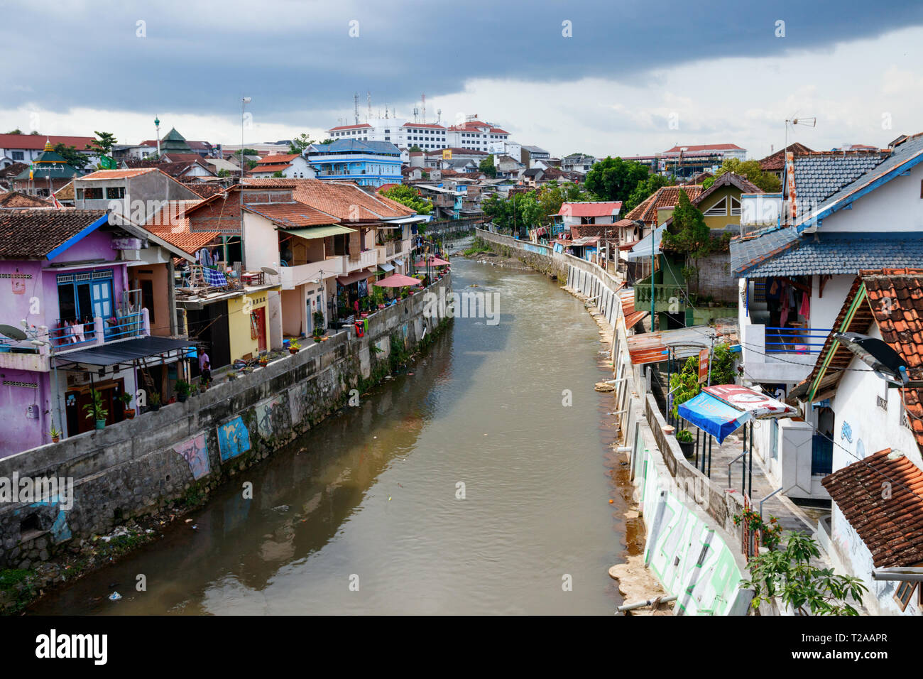 Blick von der Jalan Mas Soeharto über eine schlechte Nachbarschaft und den Kali Code, einem kleinen Fluss in Yogyakarta, Java, Indonesien fließt. Stockfoto