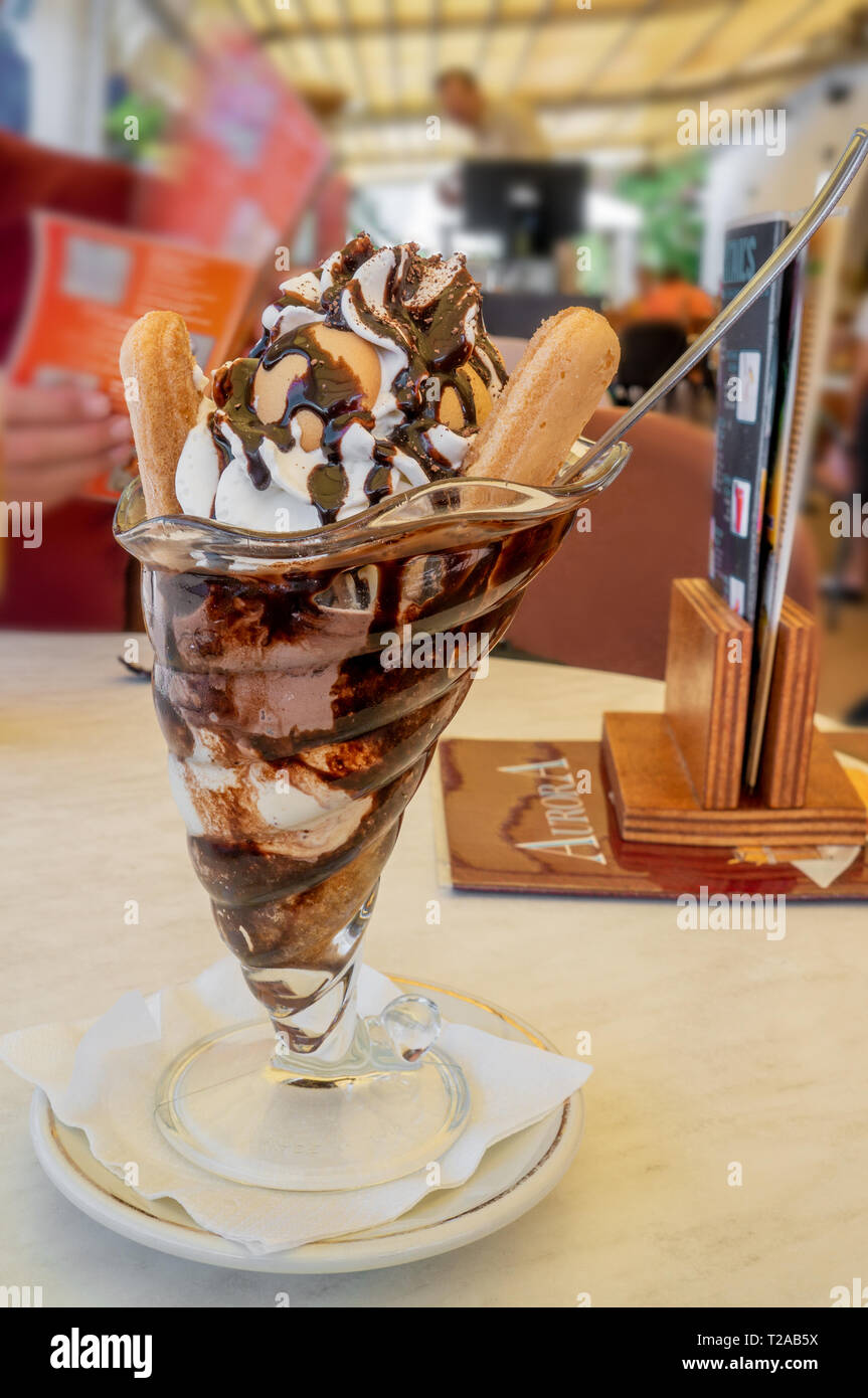 Eis. Dessert auf Vanille Eis und Schokolade Sirup mit Cookies basiert. Becher mit Eis Stockfotografie