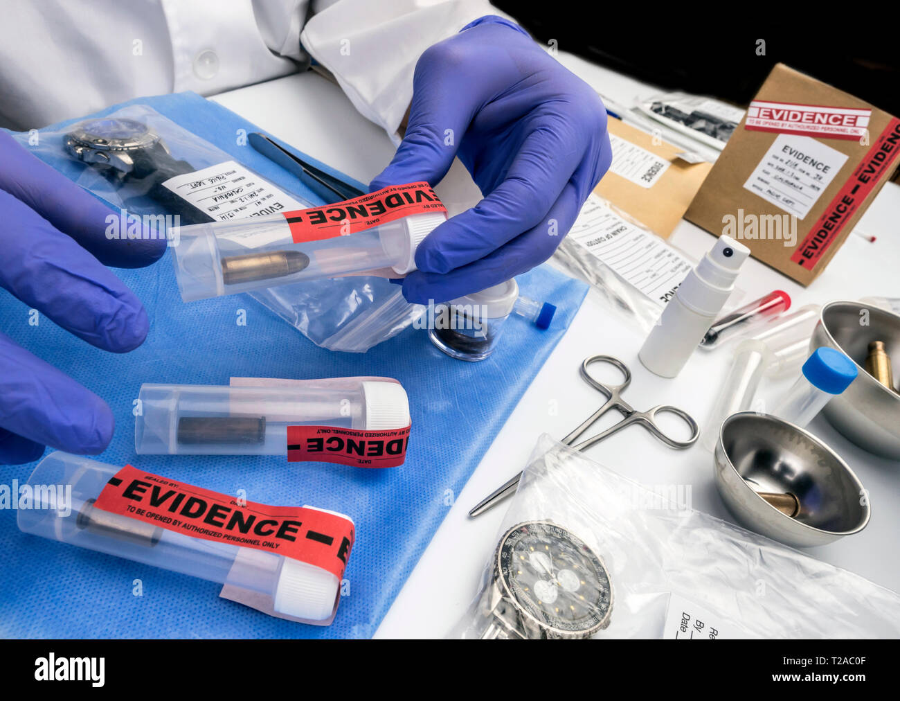 Kriminalistische Labor, Bullet shell Analyse, konzeptionelle Bild Stockfoto
