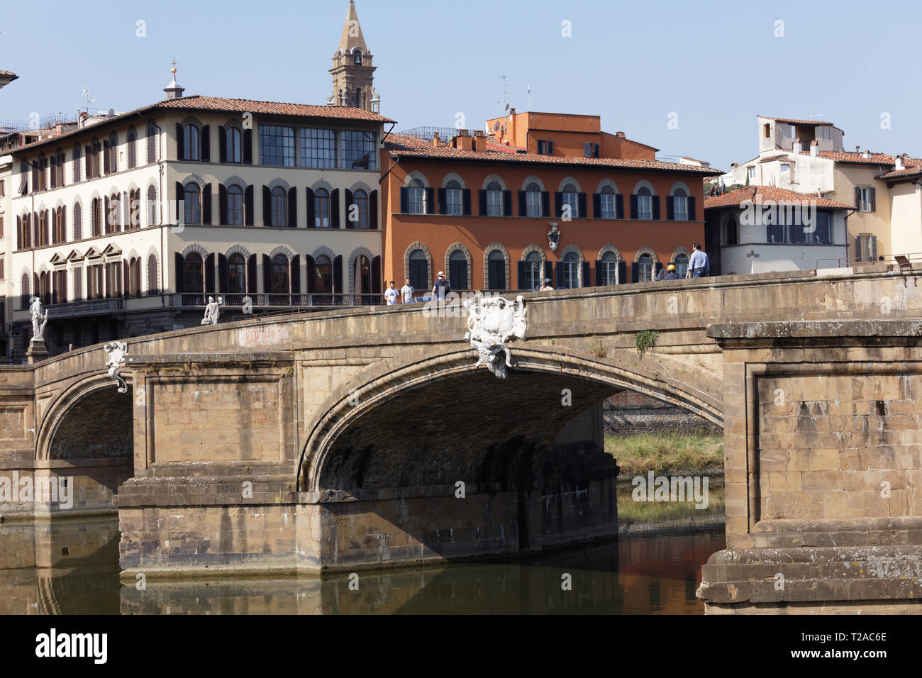 Florenz, Italien - 8 August, 2018: Menschen auf der Brücke Ponte Santa Trinita Brücke über den Fluss Arno. Es ist die älteste elliptisch Bogenbrücke der Welt, Crea Stockfoto