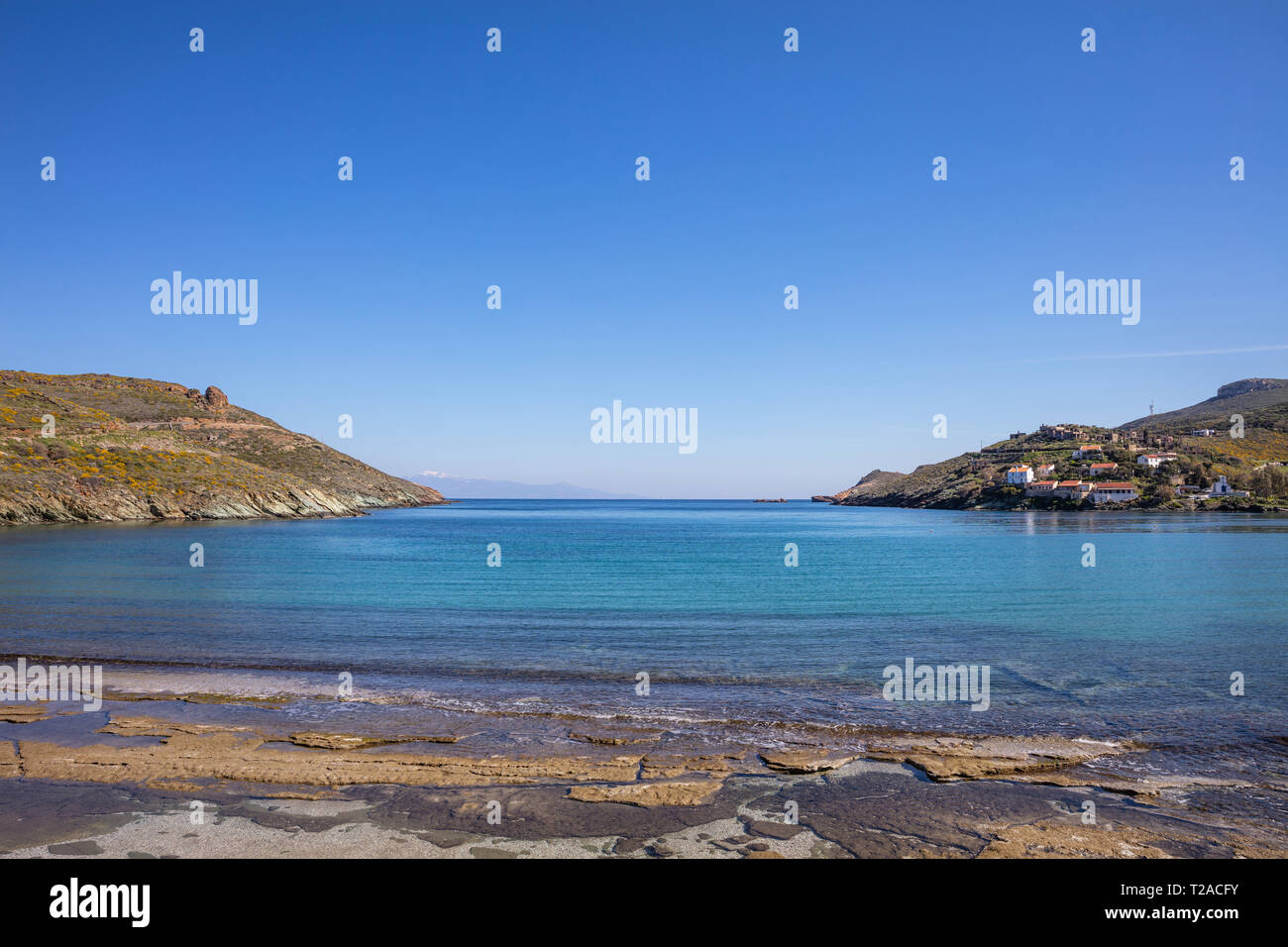 Griechenland. Kea Insel. Blauer Himmel, ruhige türkisfarbene Meer Wasser, Otzias Bay Stockfoto