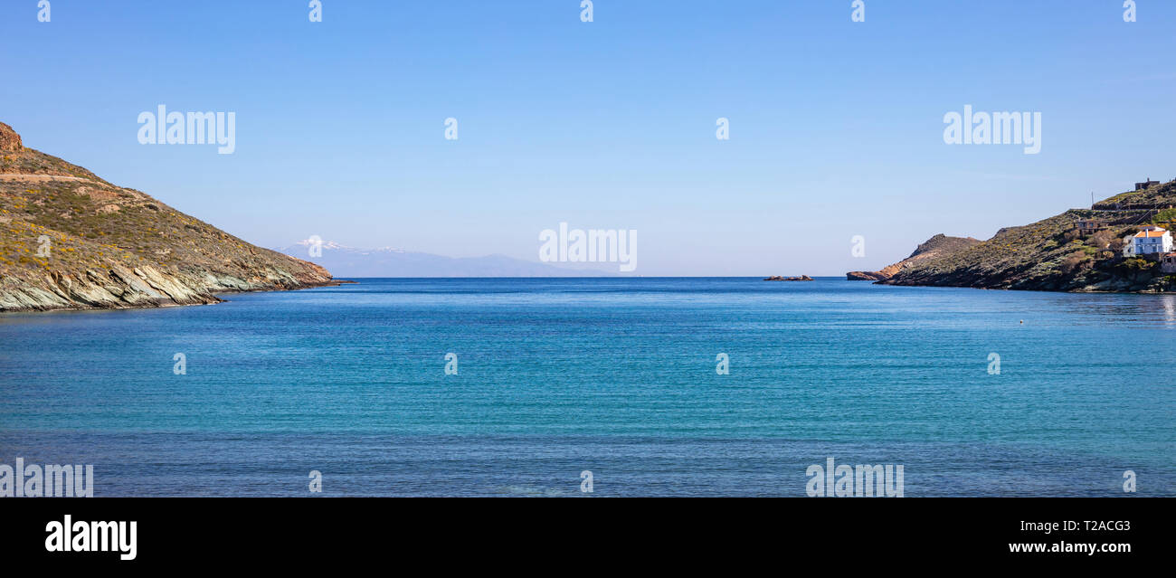 Griechenland. Ägäis. Blauer Himmel, ruhige türkisfarbene Meer Wasser und verschneiten Berge, Banner Stockfoto