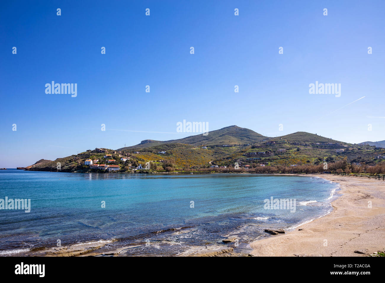 Griechenland. Kea Insel. Blauer Himmel, ruhige türkisfarbene Meer Wasser, Otzias Strand Stockfoto