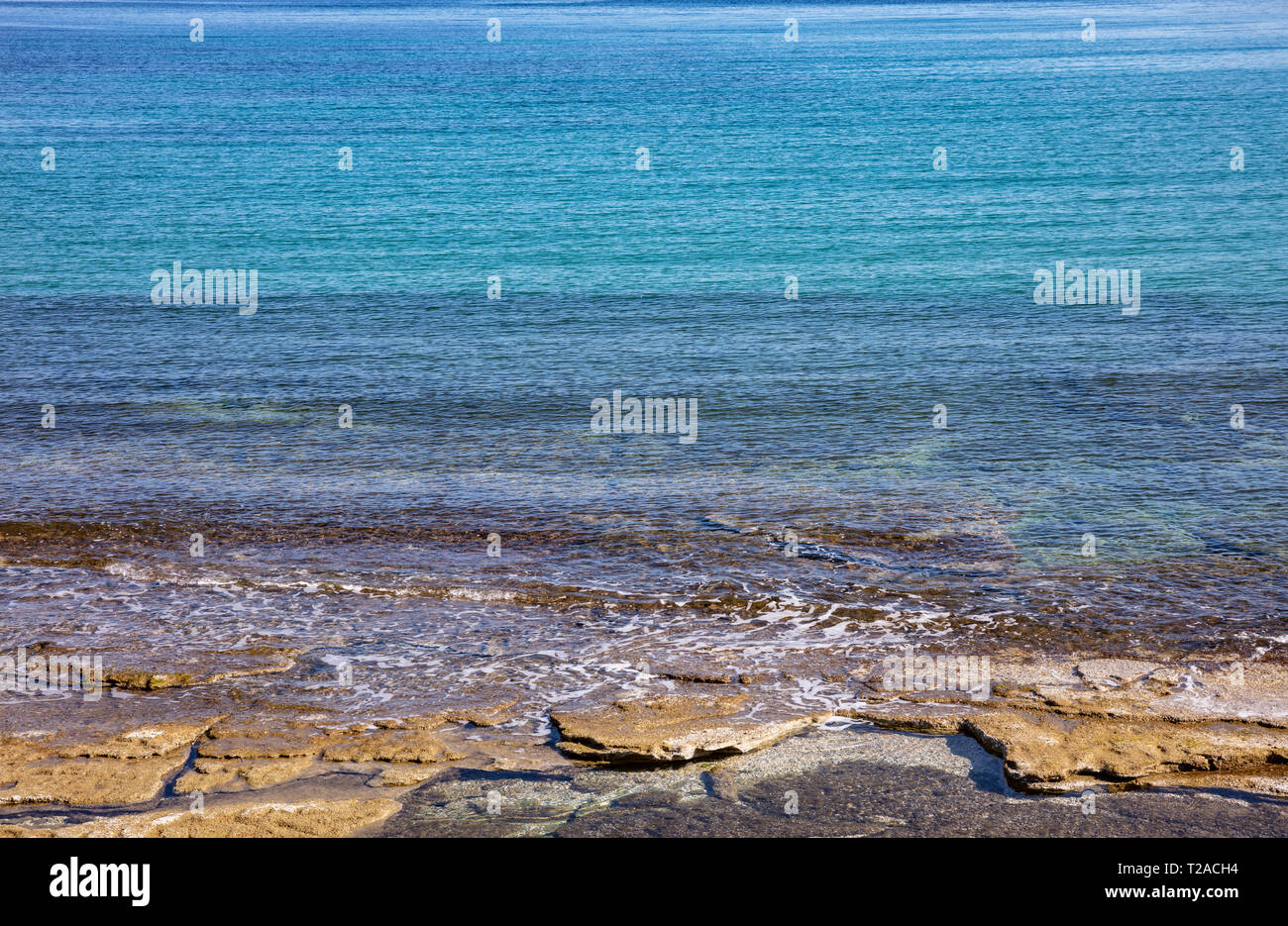 Blautöne Hintergrund. Blau ruhig, türkisfarbene Meer Wasser, felsigen Strand Textur Hintergrund Stockfoto
