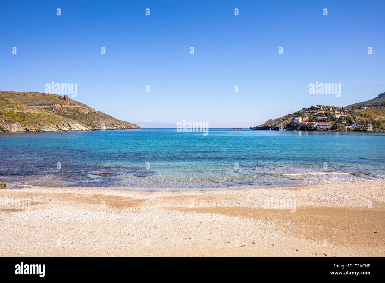 Griechenland. Kea Insel. Blauer Himmel, ruhige türkisfarbene Meer Wasser, Otzias Sandstrand Stockfoto