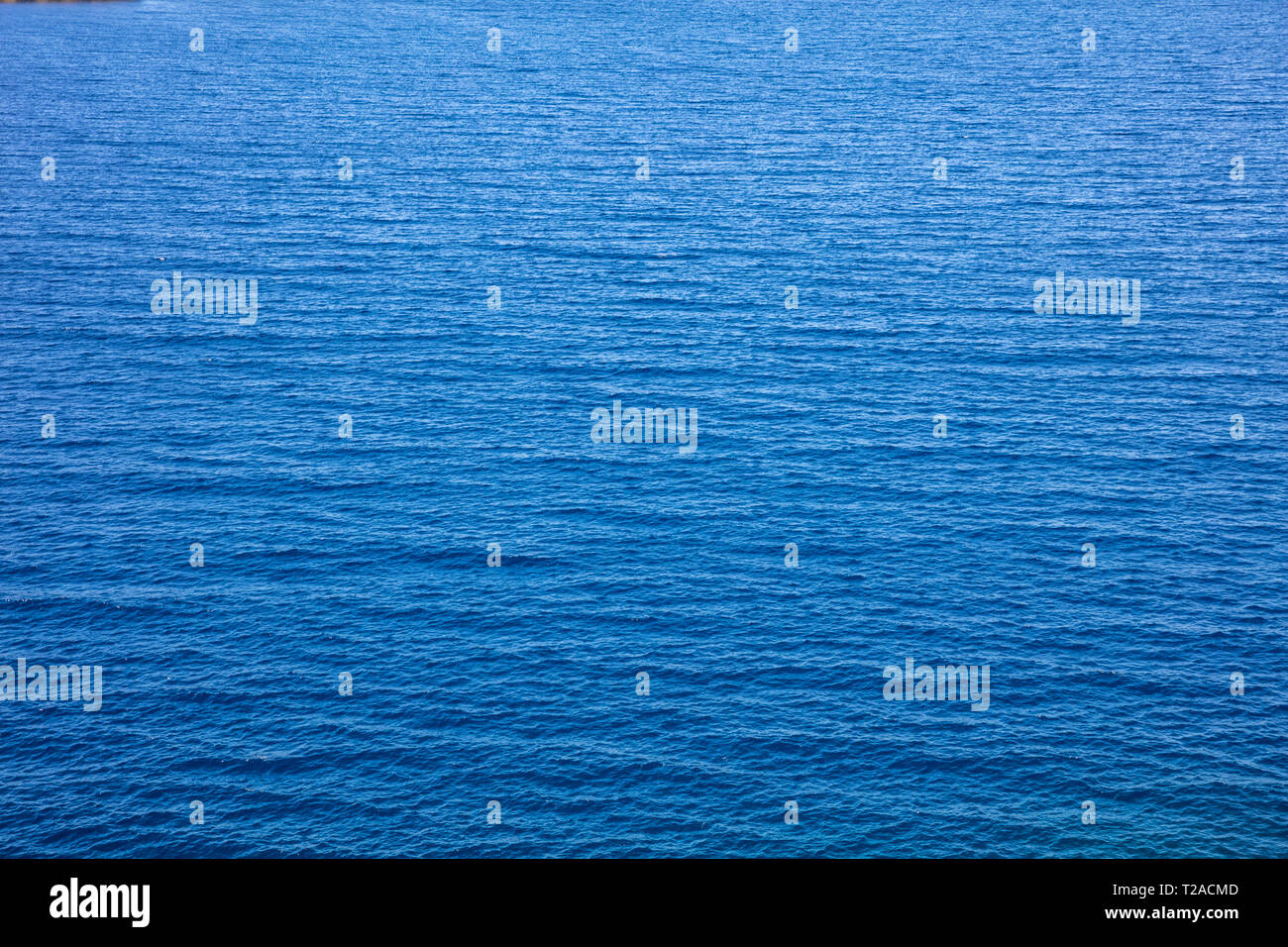 Blue sea water Oberfläche. Ägäis ruhig mit Wellen Hintergrund Textur, hohe Betrachtungswinkel Stockfoto