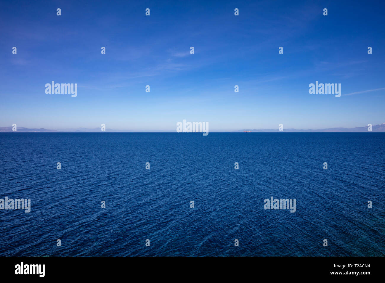 Griechenland. Ägäis. Blauer Himmel und ruhiges Meer Wasser Textur Hintergrund, hohe Betrachtungswinkel Stockfoto