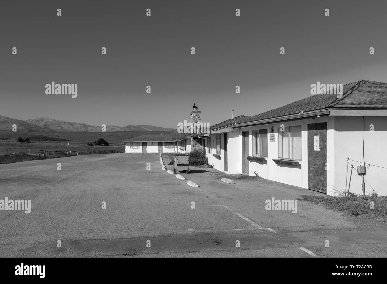 Schwarz und Weiß, verlassenen Motel und Parkplatz. Stockfoto