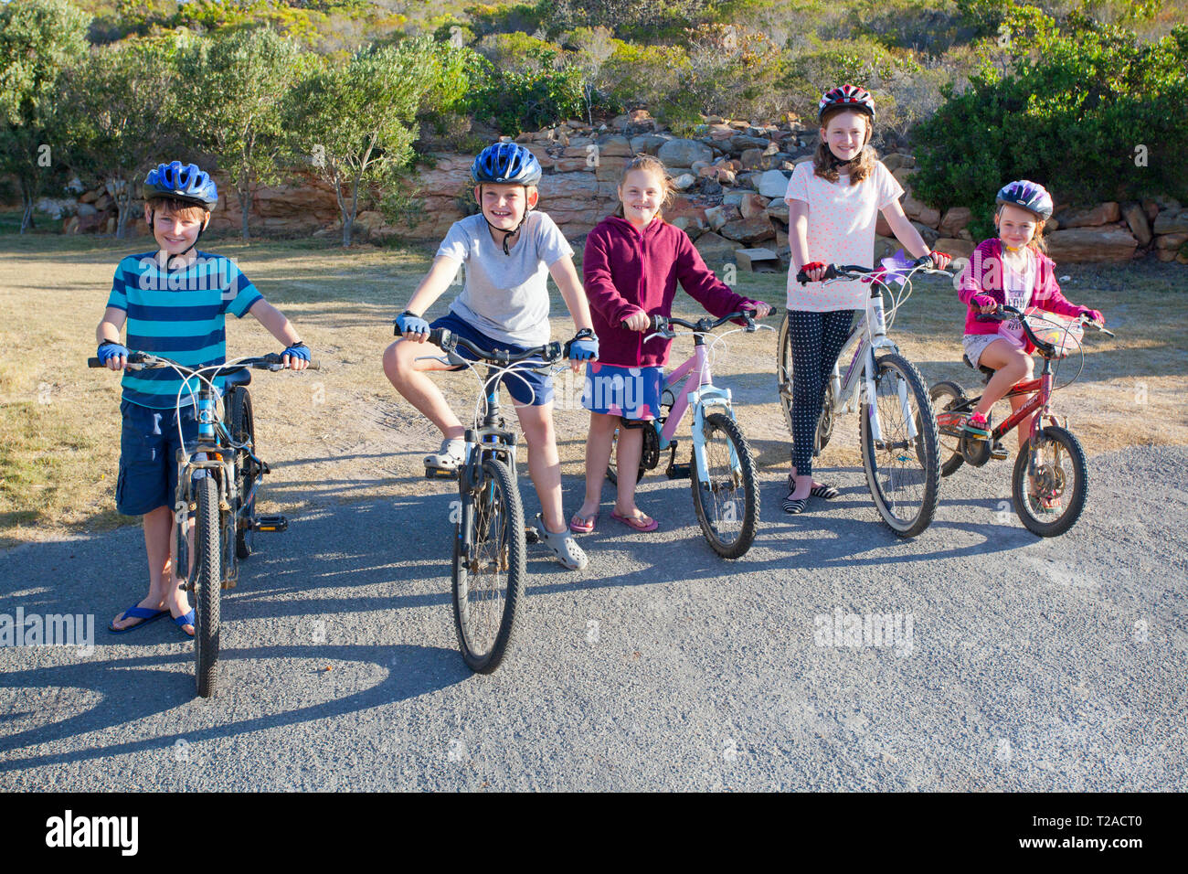 Fünf junge Kinder auf Fahrrädern an der Infantin. Stockfoto