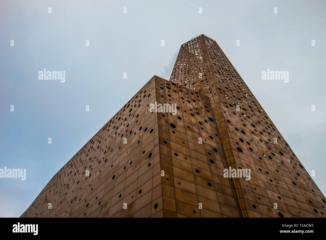 Papierkorb - Anlage und Ihren Schornstein steigt in den Himmel wie der Turm einer Kathedrale, das neue Kraftwerk in Roskilde, Dänemark, 21. März Stockfoto