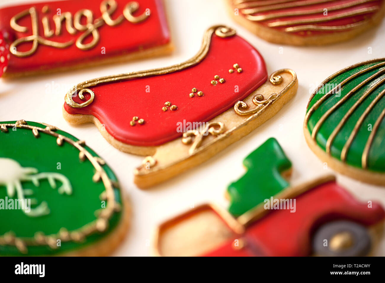 Handgefertigte Weihnachtsplätzchen und festliche Kekse Stockfoto