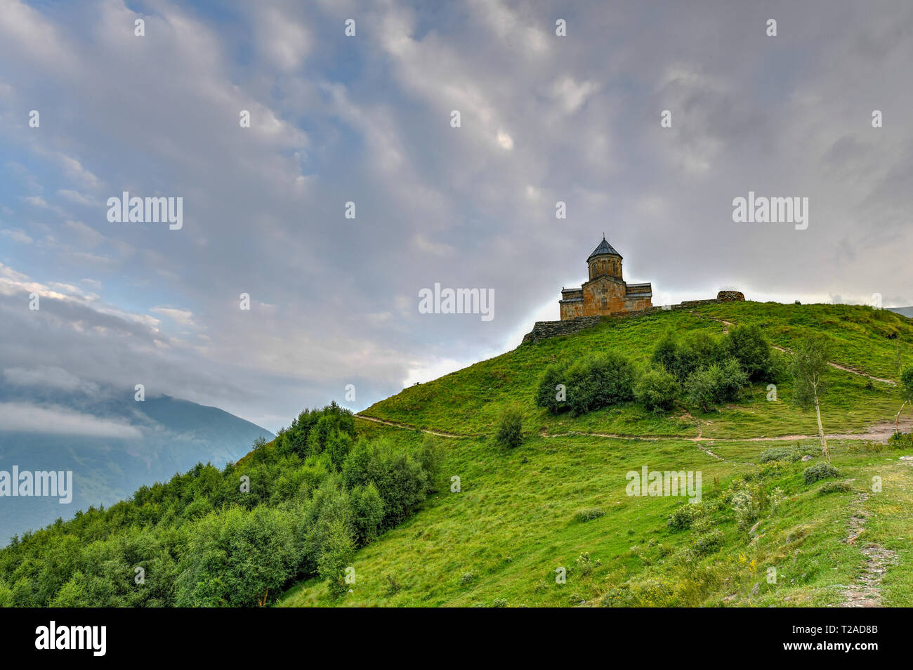 (Gergeti Dreifaltigkeitskirche Tsminda Sameba), Kirche der Heiligen Dreifaltigkeit in der Nähe des Dorfes Gergeti in Georgien, unter dem Berg Kazbegi. Stockfoto