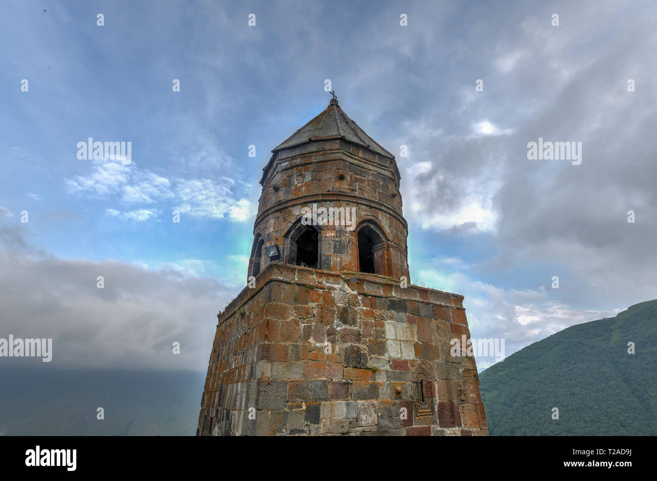 (Gergeti Dreifaltigkeitskirche Tsminda Sameba), Kirche der Heiligen Dreifaltigkeit in der Nähe des Dorfes Gergeti in Georgien, unter dem Berg Kazbegi. Stockfoto