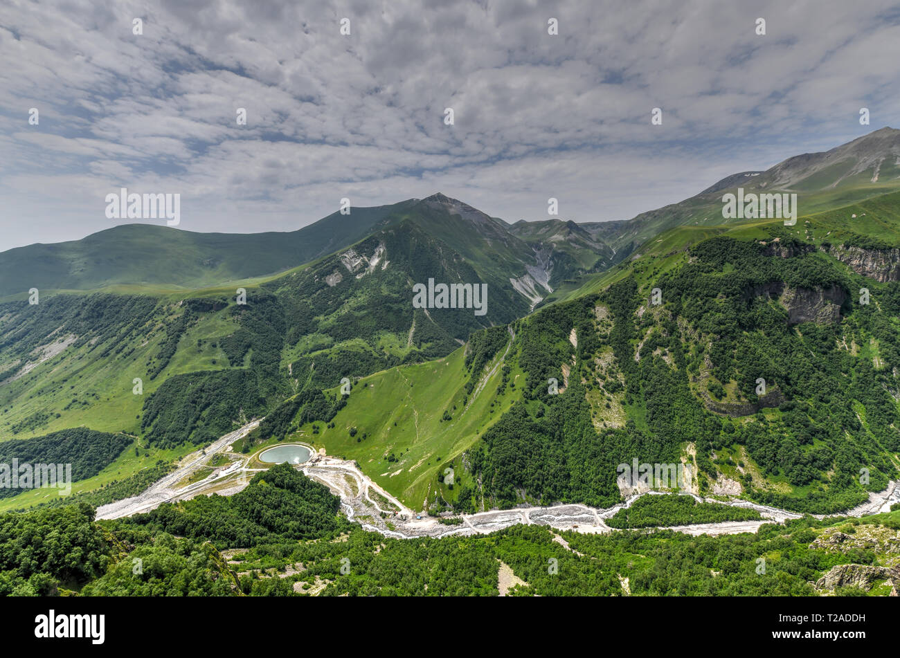 Schöne bunte Berge aus dem Russland Georgien Friendship Monument in Kazbegi, Georgien gesehen Stockfoto