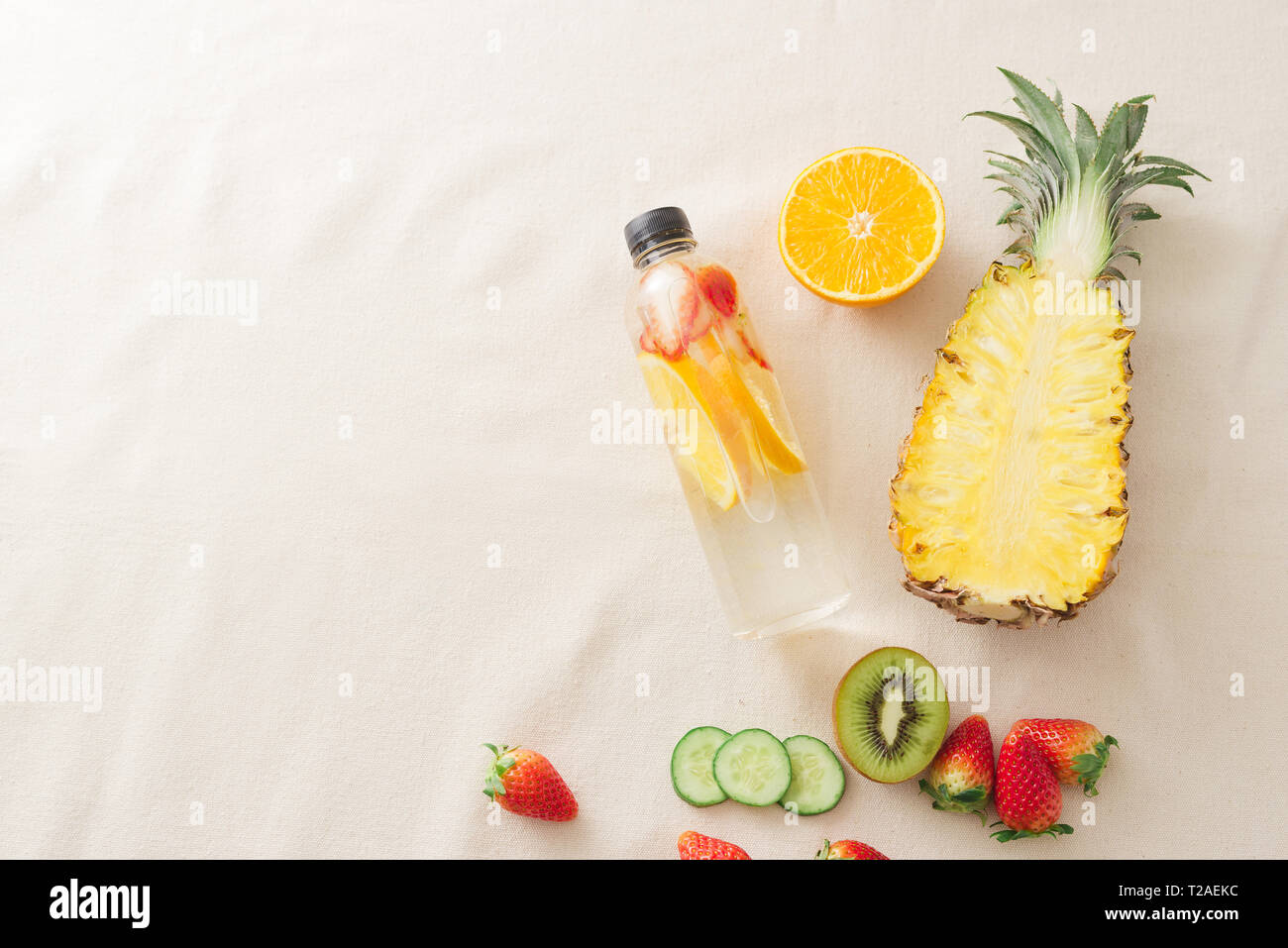 Detox Früchten aromatisiertes Wasser hineingegossen. Erfrischende hausgemachte Sommercocktail Stockfoto